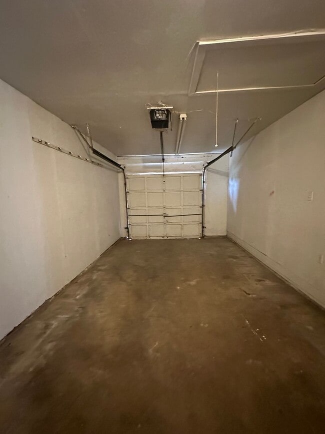 Building Photo - 3 bed, 1 bath, 1 car garage