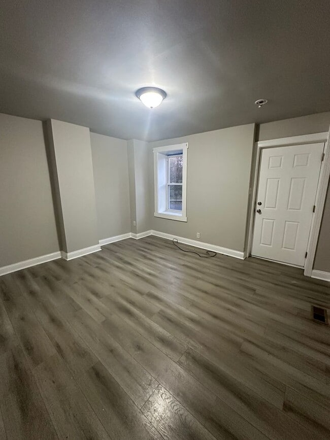 Building Photo - Newly Renovated 2 Bed/1 Bath Row Home