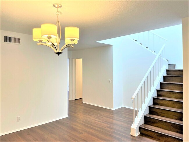 Building Photo - 1450 Palisades Dr