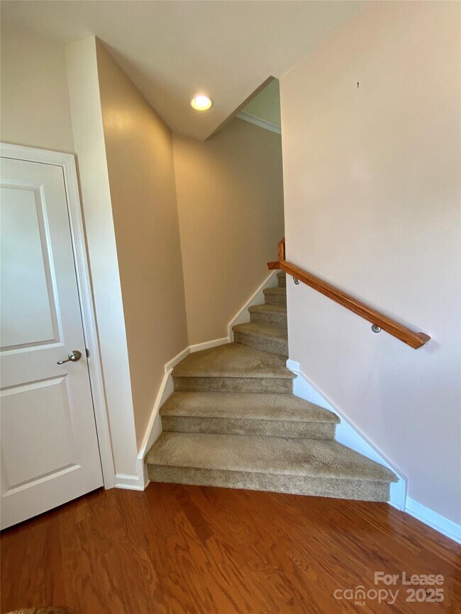 Building Photo - 2601 Silverthorn Dr