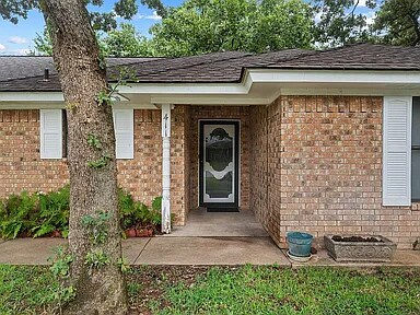 Building Photo - 411 Bluebonnet St