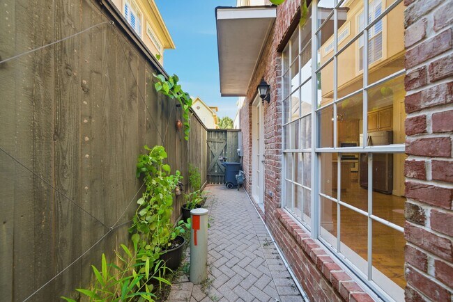 Building Photo - 3243 N Pemberton Cir Dr