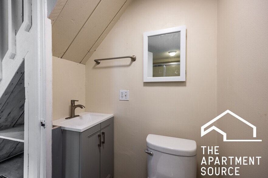 Building Photo - 1501 W Fullerton Ave