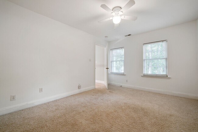 Building Photo - 3 bed, 3.5 bath with expansive deck and fe...