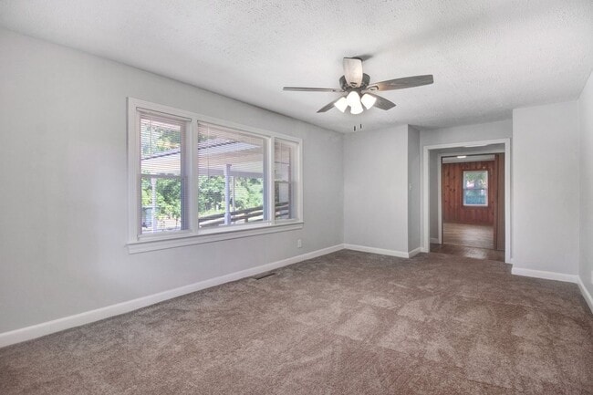 Building Photo - 3 BR, 1.5 BA Brick Ranch in Goldsboro