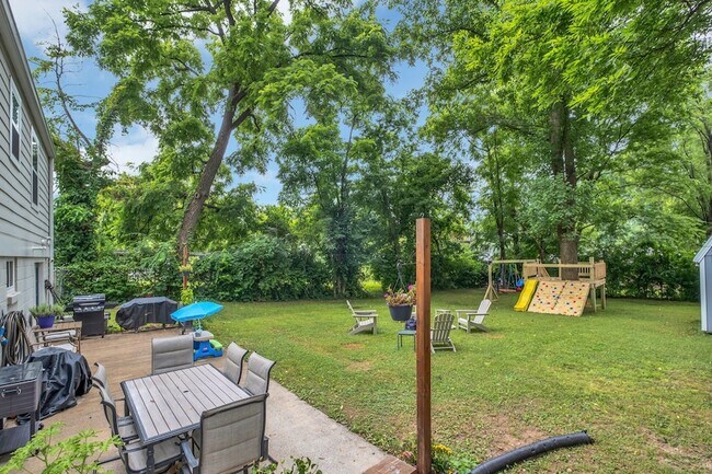 Building Photo - 2929 Emery Dr