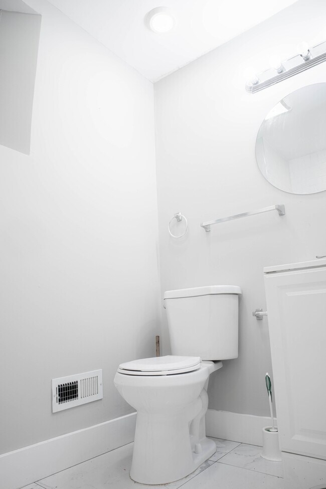 Building Photo - 2348 Moore St