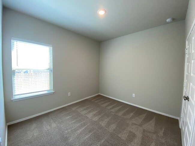 Building Photo - Fabulous 4/2 single story conveniently loc...