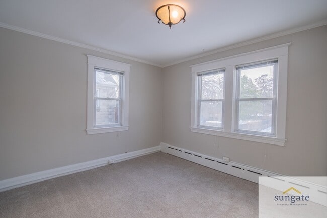 Building Photo - 3043 Pinewood Ave