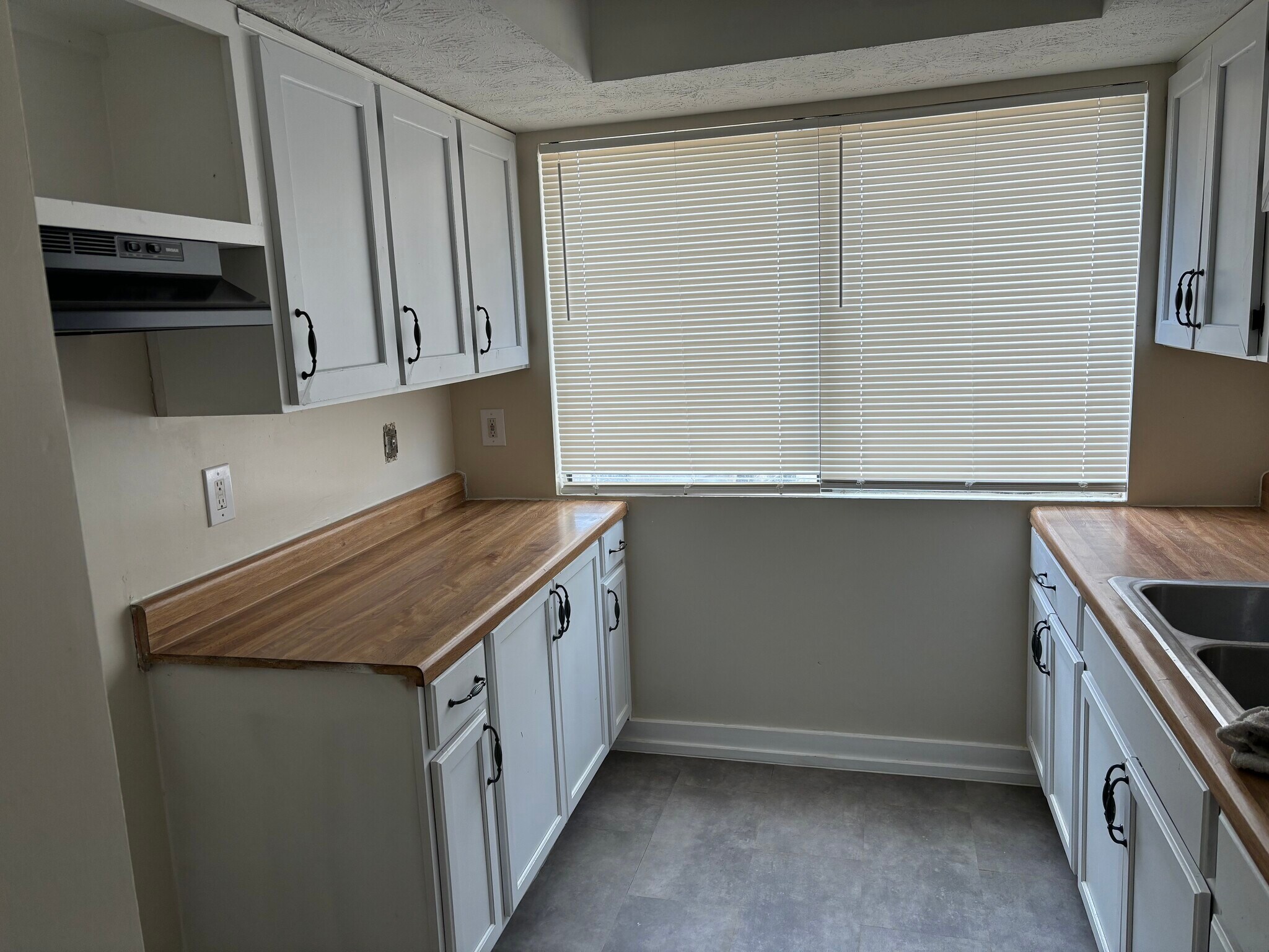 Building Photo - 923 Pine Oak Trl