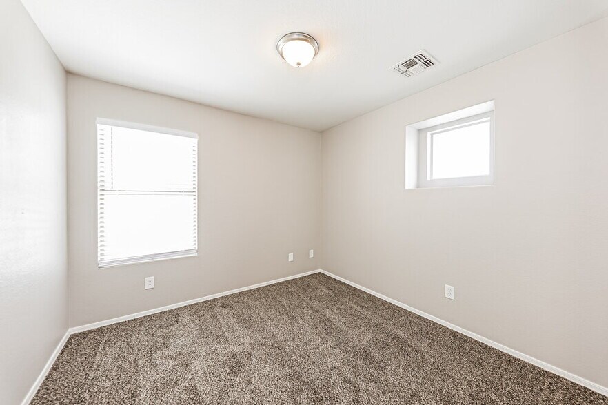 Building Photo - 514 N 112th Dr
