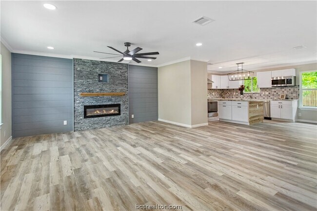Building Photo - 904 Westview Cir