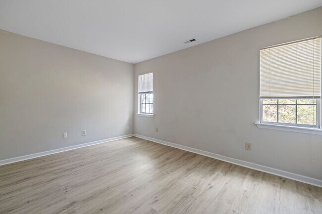 Building Photo - Experience a comfortable 3-bedroom, 3-bathroom single-family house.