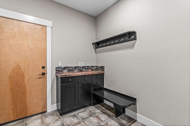 Building Photo - Grand Northwest Crossing Home. Fully furnished monthly rental. Walk to Compass Park. All Utilitie...