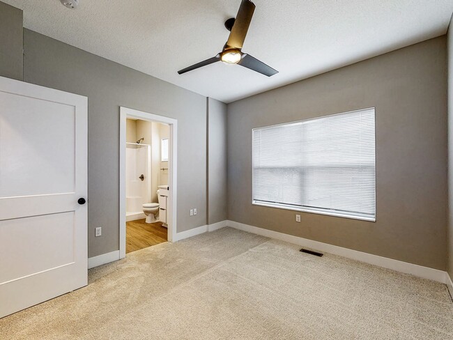 Building Photo - 308 S Walnut Ave