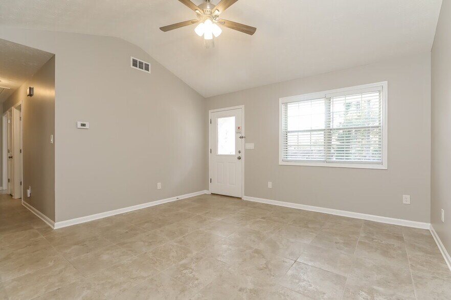 Building Photo - 2981 Landmark Dr SE