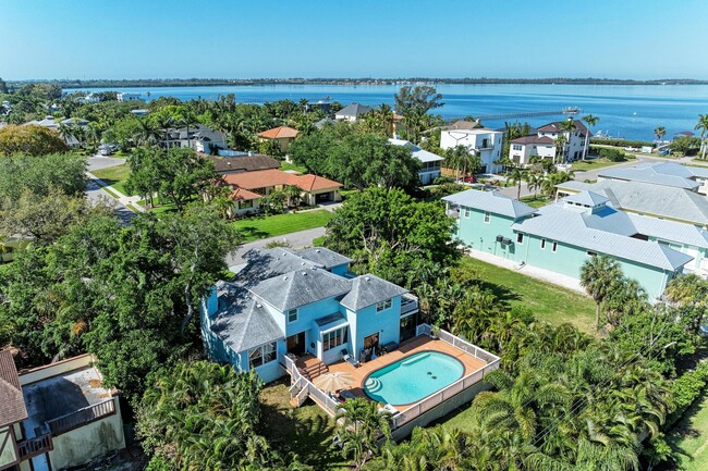 Building Photo - 8102 17th Ave W