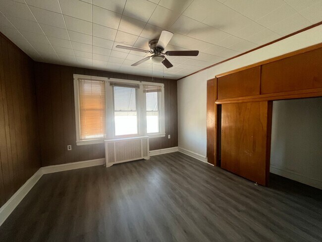 Building Photo - PHA only 3 bedroom, 1 bathroom house