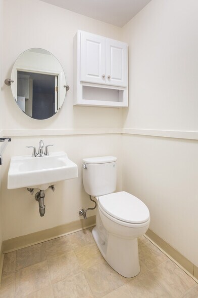 Main Floor 1/2 Bath - 1764 Wedgewood Cmn