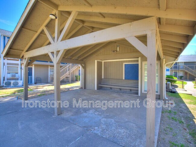 Building Photo - 4651 S Darlington Ave