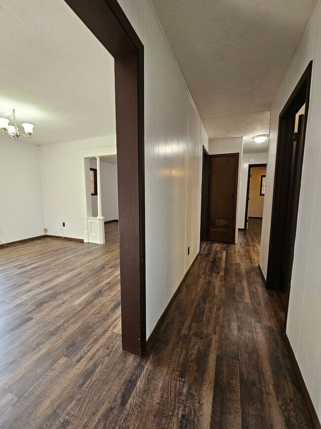 Building Photo - (3) Bed/(1) Bath in Purcell Avail NOWl!