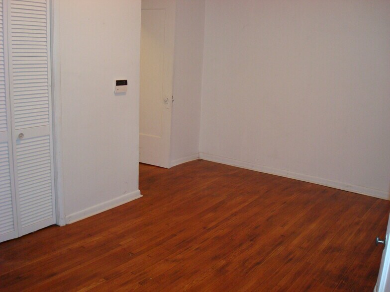 Building Photo - 5604 Pocusset St