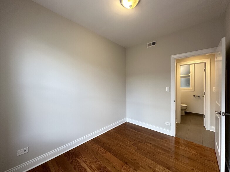Building Photo - 3048 N Milwaukee Ave