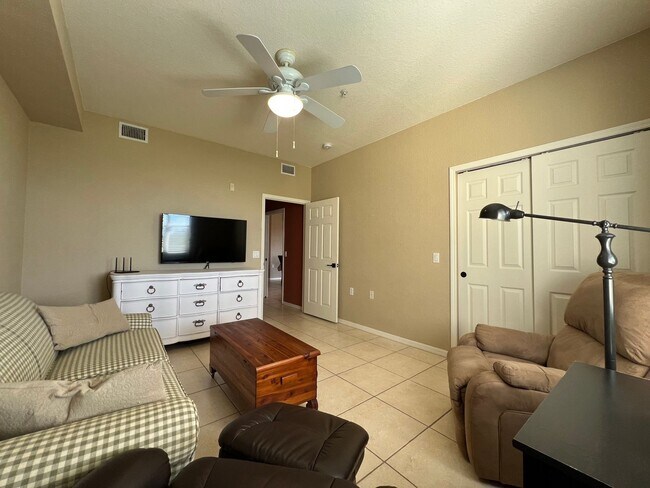 Building Photo - Furnished/Short Term Rental ** Available 9...