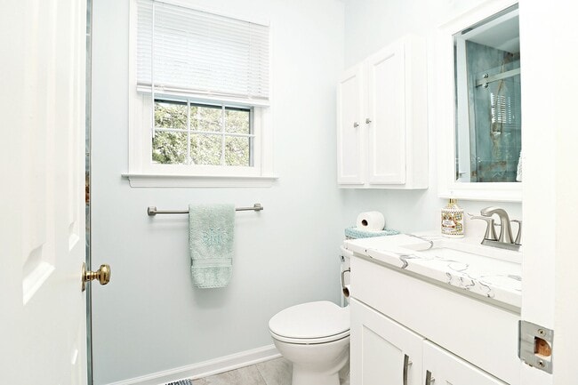 Building Photo - Beautiful Greenbrier Heights Home With Fen...