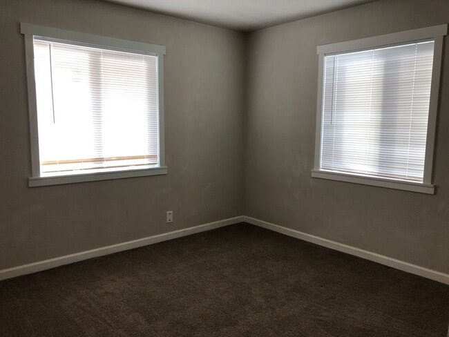 Building Photo - Cozy Home!!