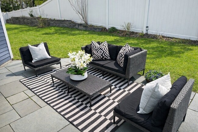 Building Photo - 150 Country Club Rd