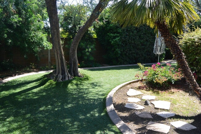 Building Photo - 1933 S Royal Oaks Dr