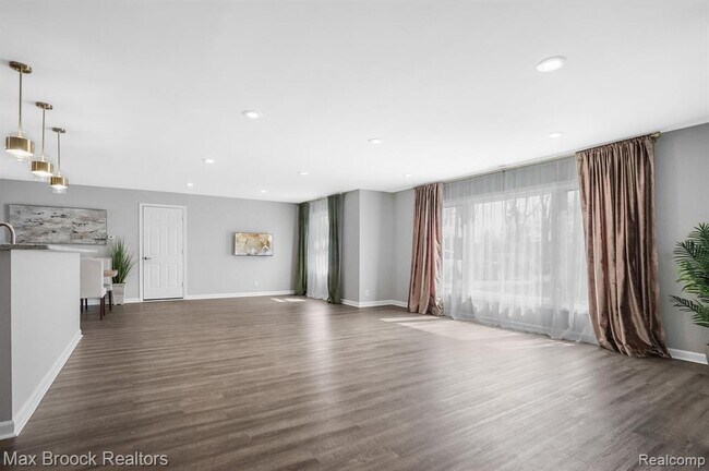 Building Photo - 2905 W Hickory Grove Rd