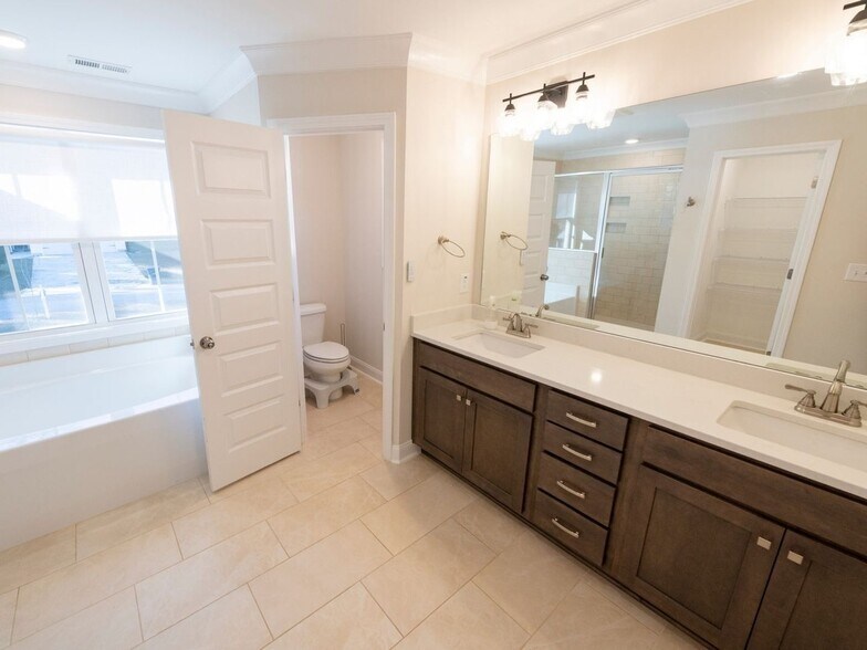 Building Photo - 711 Elderberry Dr