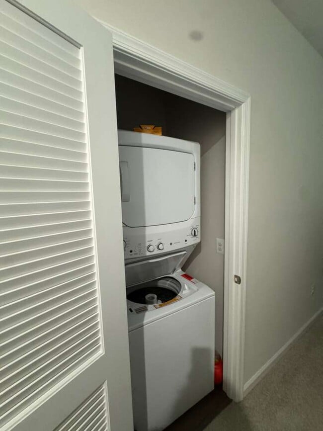 Building Photo - Biground