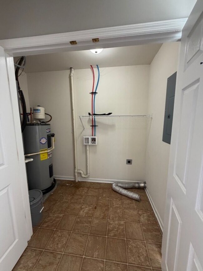 Building Photo - 1299 Pond St SE