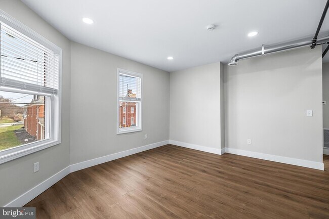 Building Photo - 320 W King St