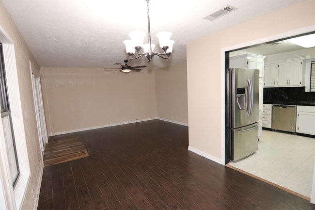 Building Photo - 890 Parsons Dr