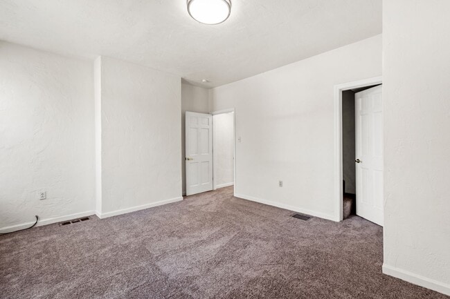 Building Photo - Stunning 3 bedroom home in South Side avai...