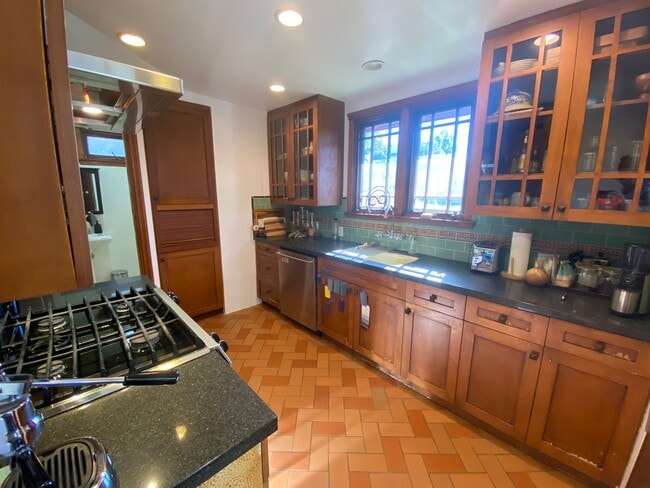 Shared Kitchen - 13514 Bailey St