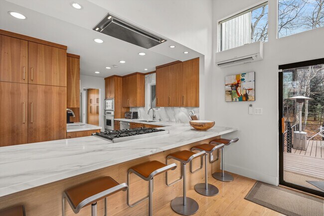 Building Photo - 262 Eastwood Rd