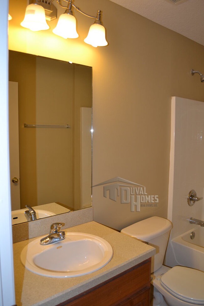 Building Photo - 212 W 38th St