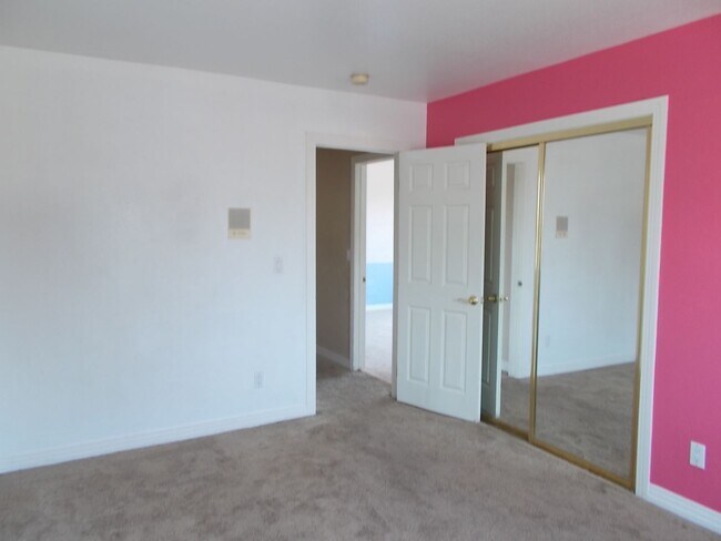Building Photo - Spacious Estate on Nearly an Acre!