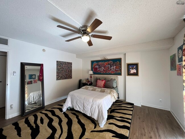 Building Photo - 2100 Santa Fe St