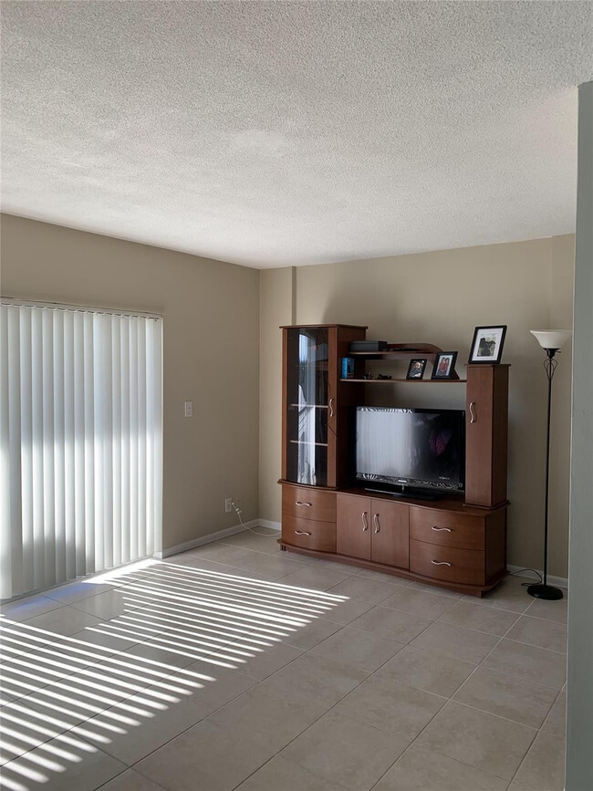 Building Photo - 2900 NE 30th St