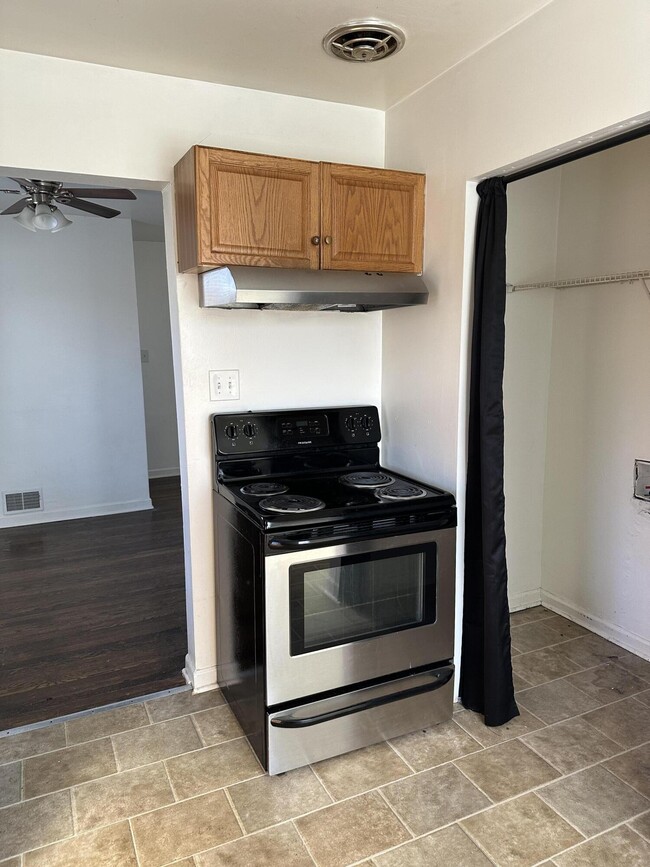 Building Photo - 610 Kent Dr