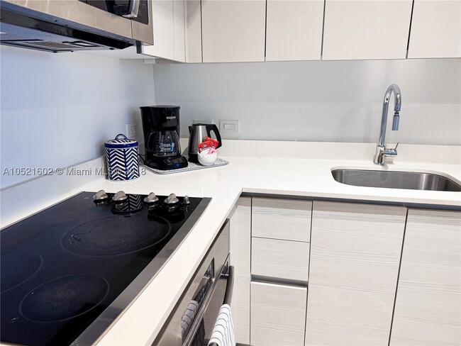 Building Photo - 2600 Hallandale Ave