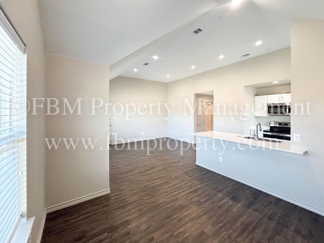 Building Photo - Hidden Creek, Unit 522 - Gorgeous 2 Bedroom, 2 Bathroom Townhome in Ennis, TX!