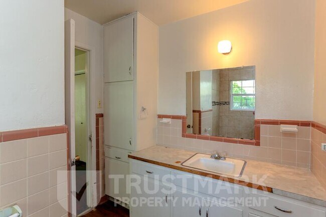 Building Photo - 507 Adams Ave