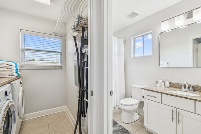 Building Photo - 109 W Hollywood St